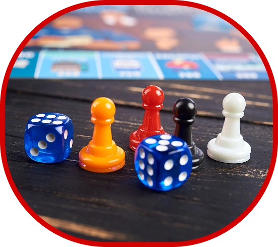 Pezzette colorate da gioco da tavolo e dadi blu su un tavolo di legno, che rappresentano i giochi da tavolo, i giochi di strategia, l’intrattenimento in famiglia e il divertimento delle serate di gioco.